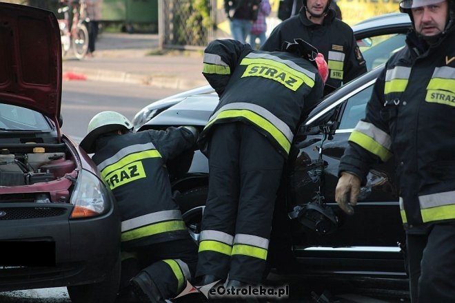 Poważny wypadek w centrum Ostrołęki. Rozbite trzy auta, jedno z głównych skrzyżowań zablokowane [14.10.2015] - zdjęcie #28 - eOstroleka.pl