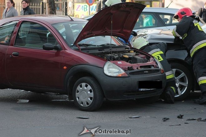 Poważny wypadek w centrum Ostrołęki. Rozbite trzy auta, jedno z głównych skrzyżowań zablokowane [14.10.2015] - zdjęcie #11 - eOstroleka.pl