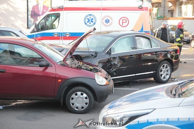 Poważny wypadek w centrum Ostrołęki. Rozbite trzy auta, jedno z głównych skrzyżowań zablokowane [14.10.2015] - zdjęcie #10 - eOstroleka.pl