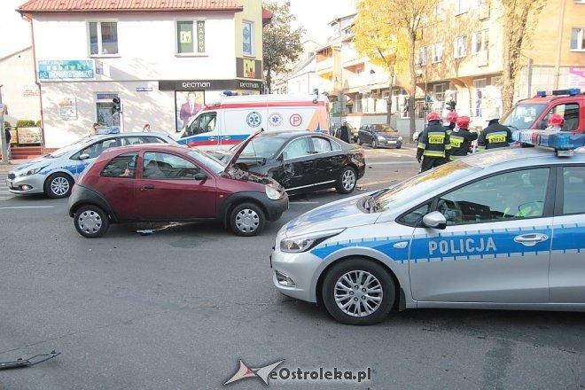 Poważny wypadek w centrum Ostrołęki. Rozbite trzy auta, jedno z głównych skrzyżowań zablokowane [14.10.2015] - zdjęcie #31 - eOstroleka.pl