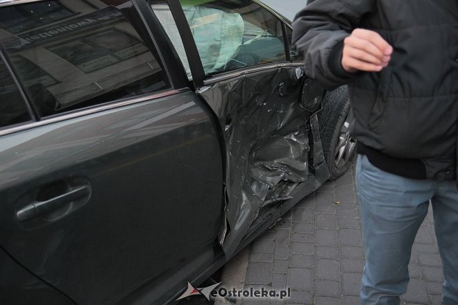 Poważny wypadek w centrum Ostrołęki. Rozbite trzy auta, jedno z głównych skrzyżowań zablokowane [14.10.2015] - zdjęcie #32 - eOstroleka.pl