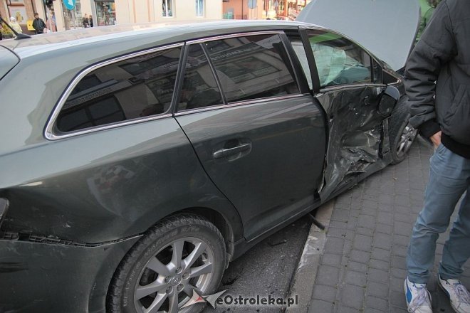Poważny wypadek w centrum Ostrołęki. Rozbite trzy auta, jedno z głównych skrzyżowań zablokowane [14.10.2015] - zdjęcie #7 - eOstroleka.pl