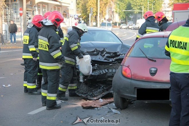 Poważny wypadek w centrum Ostrołęki. Rozbite trzy auta, jedno z głównych skrzyżowań zablokowane [14.10.2015] - zdjęcie #6 - eOstroleka.pl