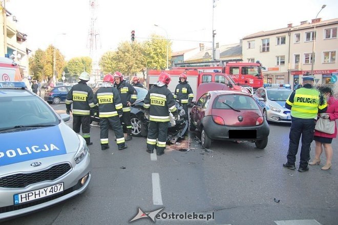 Poważny wypadek w centrum Ostrołęki. Rozbite trzy auta, jedno z głównych skrzyżowań zablokowane [14.10.2015] - zdjęcie #35 - eOstroleka.pl