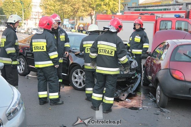 Poważny wypadek w centrum Ostrołęki. Rozbite trzy auta, jedno z głównych skrzyżowań zablokowane [14.10.2015] - zdjęcie #36 - eOstroleka.pl
