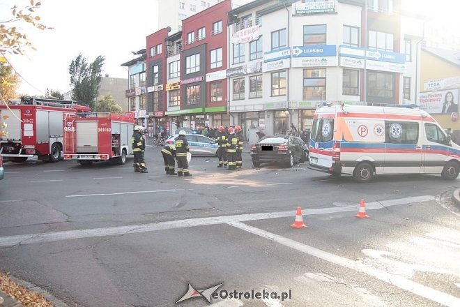 Poważny wypadek w centrum Ostrołęki. Rozbite trzy auta, jedno z głównych skrzyżowań zablokowane [14.10.2015] - zdjęcie #37 - eOstroleka.pl