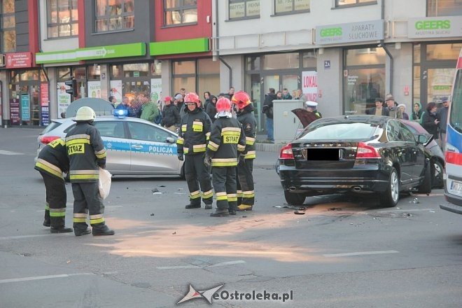 Poważny wypadek w centrum Ostrołęki. Rozbite trzy auta, jedno z głównych skrzyżowań zablokowane [14.10.2015] - zdjęcie #2 - eOstroleka.pl