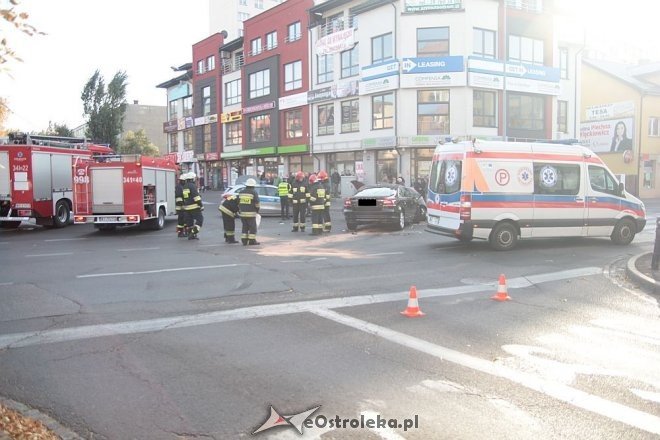 Poważny wypadek w centrum Ostrołęki. Rozbite trzy auta, jedno z głównych skrzyżowań zablokowane [14.10.2015] - zdjęcie #39 - eOstroleka.pl