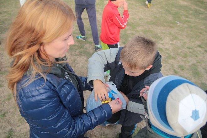 Ostrołęka: Pobiegli z „jedynką” na Dzień Nauczyciela [14.10.2015] - zdjęcie #4 - eOstroleka.pl