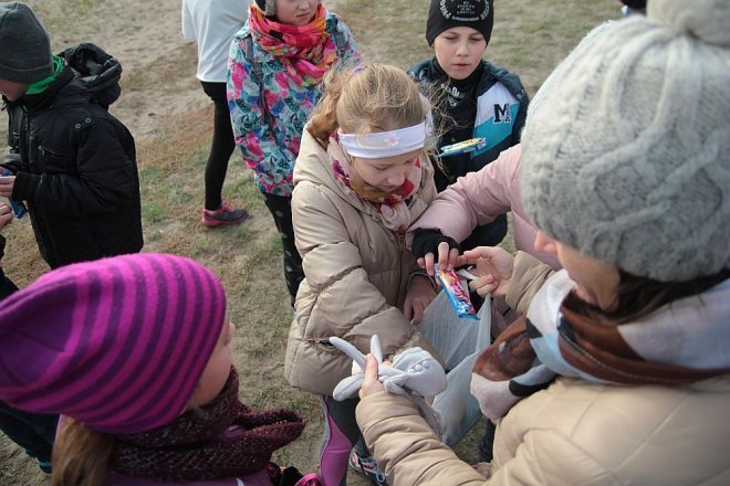 Ostrołęka: Pobiegli z „jedynką” na Dzień Nauczyciela [14.10.2015] - zdjęcie #3 - eOstroleka.pl