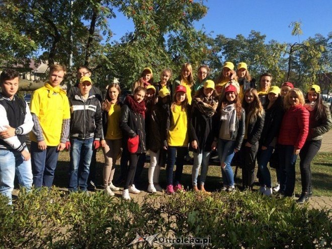 Uczniowie I LO sadzili żonkile w ramach akcji „Pola Nadziei [18.10.2015] - zdjęcie #17 - eOstroleka.pl