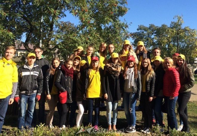 Uczniowie I LO sadzili żonkile w ramach akcji „Pola Nadziei [18.10.2015] - zdjęcie #18 - eOstroleka.pl