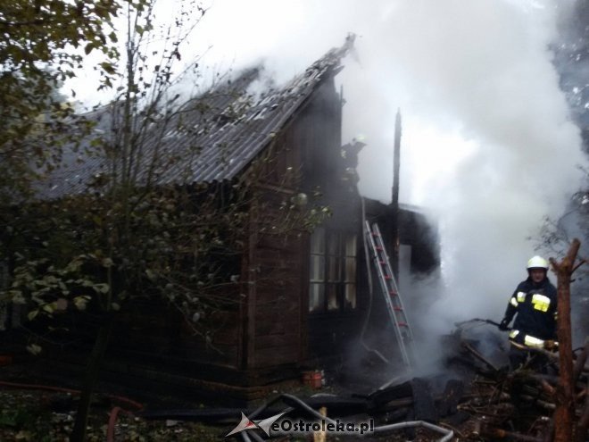 Doszczętnie spłonął drewniany dom w Pełtach [22.10.2015] - zdjęcie #2 - eOstroleka.pl