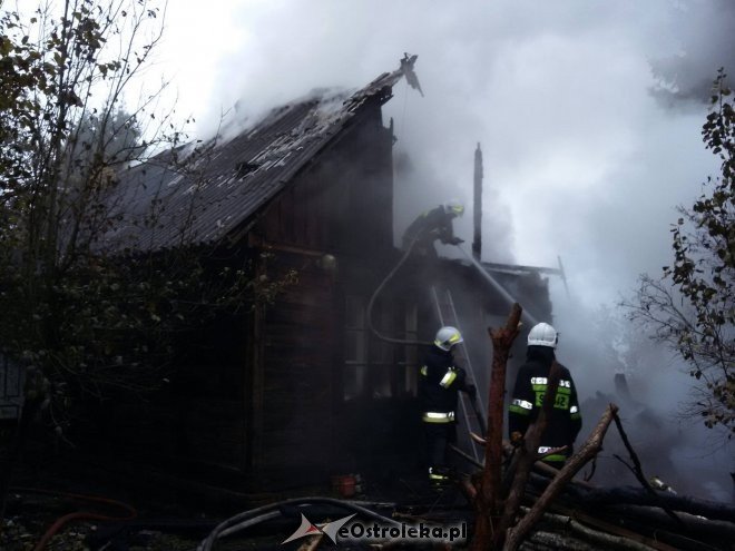 Doszczętnie spłonął drewniany dom w Pełtach [22.10.2015] - zdjęcie #3 - eOstroleka.pl