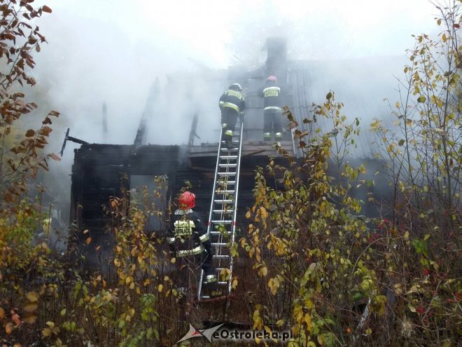 Doszczętnie spłonął drewniany dom w Pełtach [22.10.2015] - zdjęcie #6 - eOstroleka.pl
