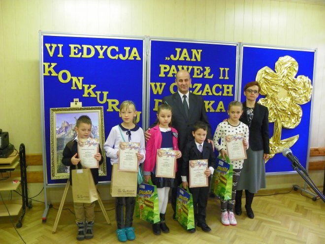 Konkurs papieski w Szkole Podstawowej w Dąbrówce - zdjęcie #5 - eOstroleka.pl
