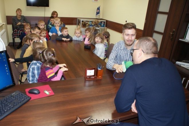 Dzieci z Akademii Malucha z wizytą u ostrołęckich stróżów prawa [23.10.2015] - zdjęcie #6 - eOstroleka.pl