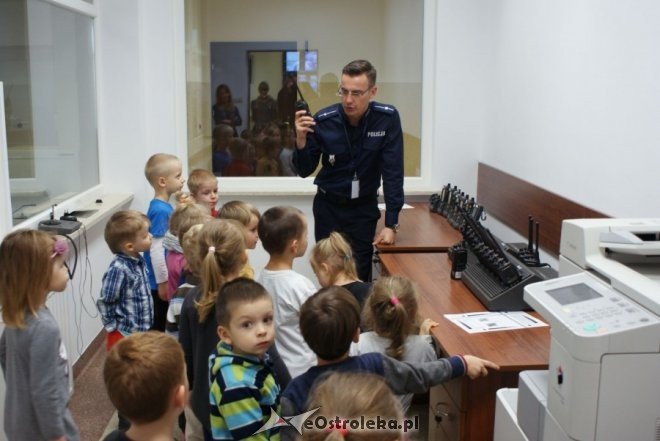Dzieci z Akademii Malucha z wizytą u ostrołęckich stróżów prawa [23.10.2015] - zdjęcie #4 - eOstroleka.pl