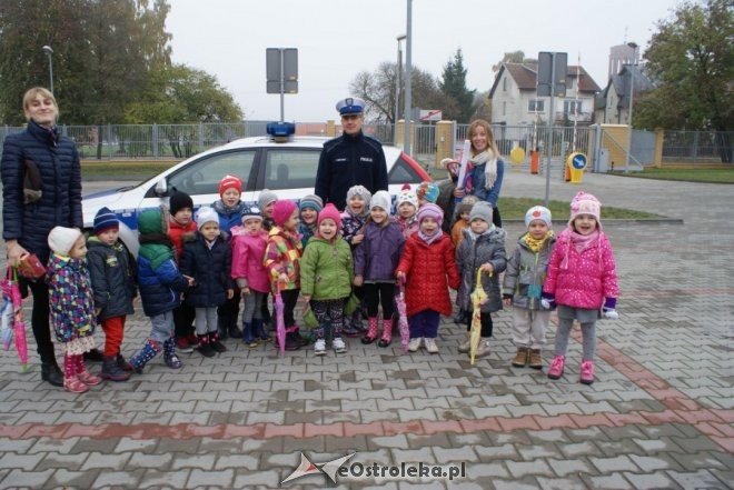Dzieci z Akademii Malucha z wizytą u ostrołęckich stróżów prawa [23.10.2015] - zdjęcie #3 - eOstroleka.pl