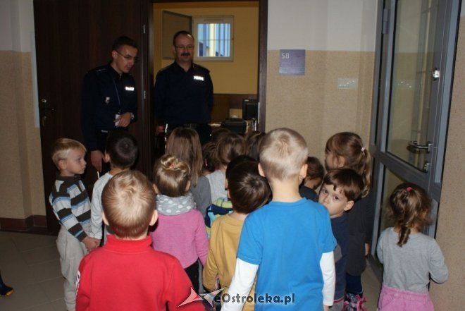 Dzieci z Akademii Malucha z wizytą u ostrołęckich stróżów prawa [23.10.2015] - zdjęcie #7 - eOstroleka.pl