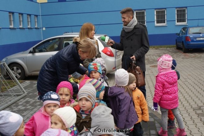 Dzieci z Akademii Malucha z wizytą u ostrołęckich stróżów prawa [23.10.2015] - zdjęcie #8 - eOstroleka.pl