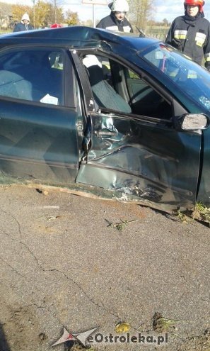 Wypadek w Grodzisku: Kierowca osobówki roztrzaskał się na drzewie [26.10.2015] - zdjęcie #1 - eOstroleka.pl
