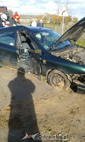 Wypadek w Grodzisku: Kierowca osobówki roztrzaskał się na drzewie [26.10.2015] - zdjęcie #3 - eOstroleka.pl