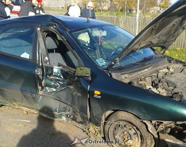 Wypadek w Grodzisku: Kierowca osobówki roztrzaskał się na drzewie [26.10.2015] - zdjęcie #4 - eOstroleka.pl