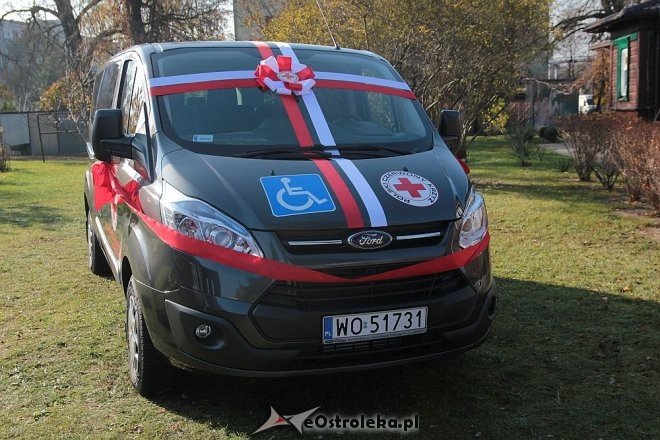 Podopieczni DPS Wrzos mają własny, nowy samochód [30.10.2015] - zdjęcie #1 - eOstroleka.pl