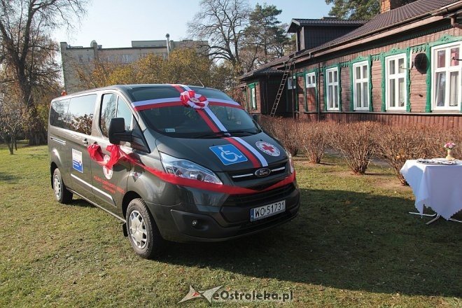 Podopieczni DPS Wrzos mają własny, nowy samochód [30.10.2015] - zdjęcie #2 - eOstroleka.pl