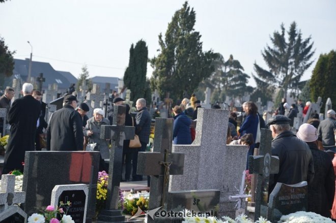 Uroczystość Wszystkich Świętych na cmentarzu parafialnym [01.11.2015] - zdjęcie #4 - eOstroleka.pl