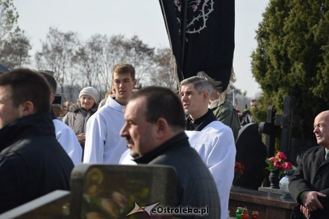 Uroczystość Wszystkich Świętych na cmentarzu parafialnym [01.11.2015] - zdjęcie #6 - eOstroleka.pl