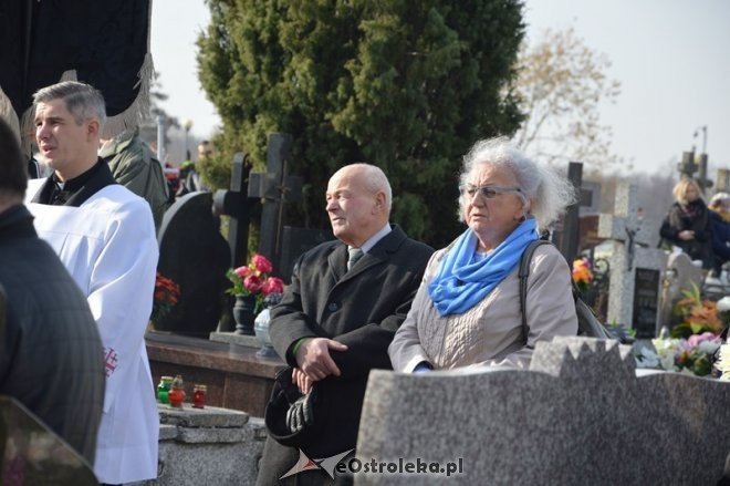 Uroczystość Wszystkich Świętych na cmentarzu parafialnym [01.11.2015] - zdjęcie #7 - eOstroleka.pl