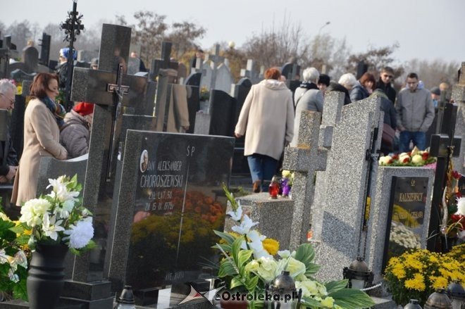 Uroczystość Wszystkich Świętych na cmentarzu parafialnym [01.11.2015] - zdjęcie #9 - eOstroleka.pl