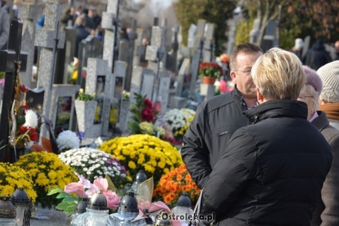 Uroczystość Wszystkich Świętych na cmentarzu parafialnym [01.11.2015] - zdjęcie #10 - eOstroleka.pl