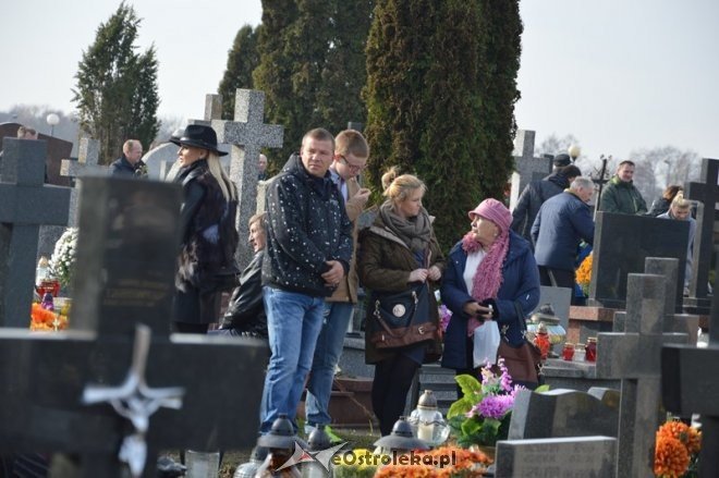 Uroczystość Wszystkich Świętych na cmentarzu parafialnym [01.11.2015] - zdjęcie #11 - eOstroleka.pl