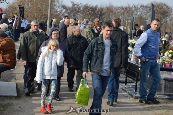 Uroczystość Wszystkich Świętych na cmentarzu parafialnym [01.11.2015] - zdjęcie #60 - eOstroleka.pl