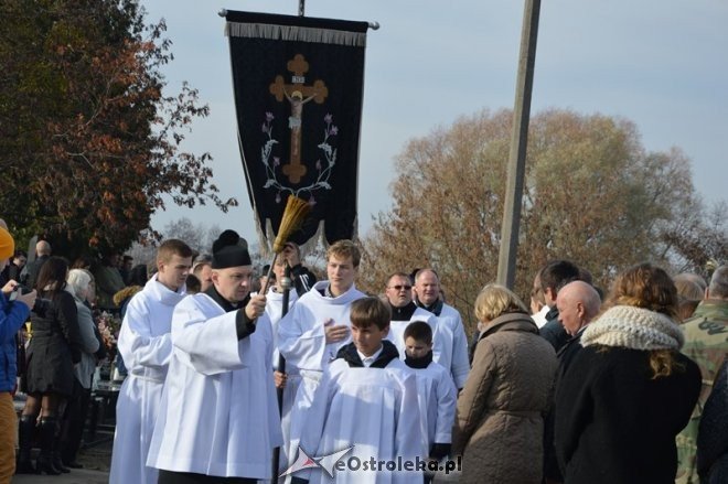 Uroczystość Wszystkich Świętych na cmentarzu parafialnym [01.11.2015] - zdjęcie #15 - eOstroleka.pl