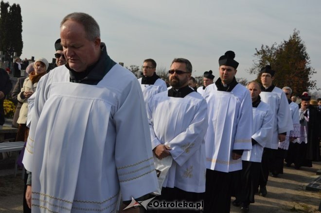 Uroczystość Wszystkich Świętych na cmentarzu parafialnym [01.11.2015] - zdjęcie #20 - eOstroleka.pl
