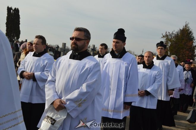 Uroczystość Wszystkich Świętych na cmentarzu parafialnym [01.11.2015] - zdjęcie #21 - eOstroleka.pl