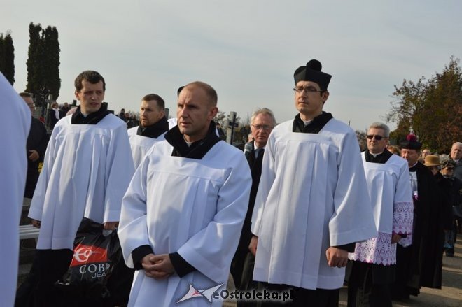 Uroczystość Wszystkich Świętych na cmentarzu parafialnym [01.11.2015] - zdjęcie #23 - eOstroleka.pl