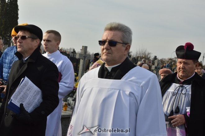 Uroczystość Wszystkich Świętych na cmentarzu parafialnym [01.11.2015] - zdjęcie #25 - eOstroleka.pl
