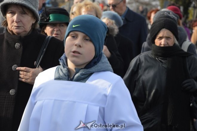 Uroczystość Wszystkich Świętych na cmentarzu parafialnym [01.11.2015] - zdjęcie #30 - eOstroleka.pl