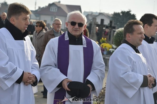 Uroczystość Wszystkich Świętych na cmentarzu parafialnym [01.11.2015] - zdjęcie #37 - eOstroleka.pl