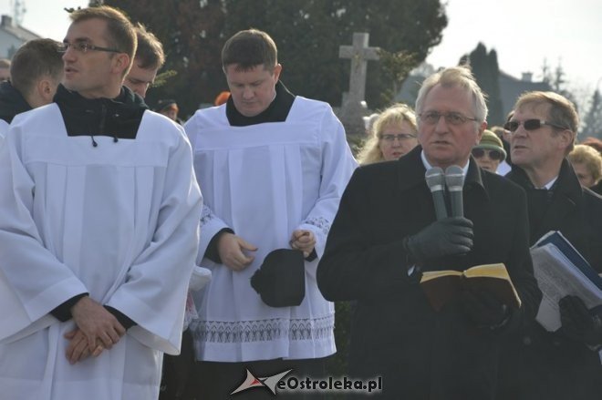 Uroczystość Wszystkich Świętych na cmentarzu parafialnym [01.11.2015] - zdjęcie #38 - eOstroleka.pl