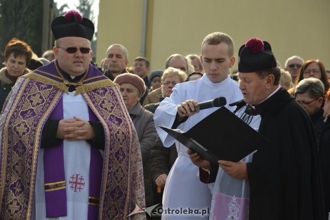 Uroczystość Wszystkich Świętych na cmentarzu parafialnym [01.11.2015] - zdjęcie #40 - eOstroleka.pl