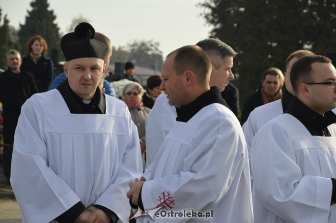 Uroczystość Wszystkich Świętych na cmentarzu parafialnym [01.11.2015] - zdjęcie #41 - eOstroleka.pl