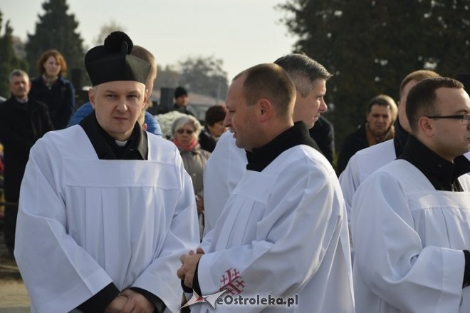 Uroczystość Wszystkich Świętych na cmentarzu parafialnym [01.11.2015] - zdjęcie #32 - eOstroleka.pl