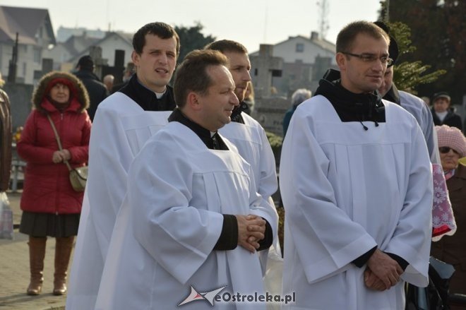 Uroczystość Wszystkich Świętych na cmentarzu parafialnym [01.11.2015] - zdjęcie #42 - eOstroleka.pl