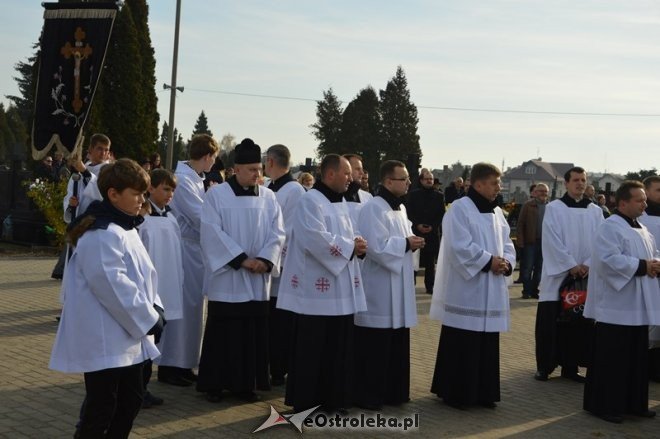 Uroczystość Wszystkich Świętych na cmentarzu parafialnym [01.11.2015] - zdjęcie #43 - eOstroleka.pl